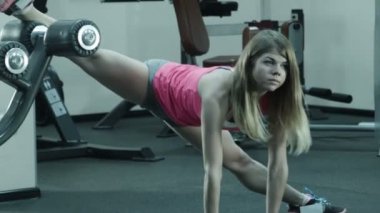 Kızın vücut germe için fitness egzersiz yaptığı