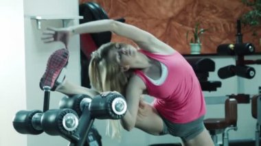 Kızın vücut germe için fitness egzersiz yaptığı