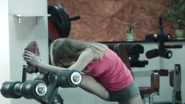 La fille fait un exercice de fitness pour l'étirement du corps — Video