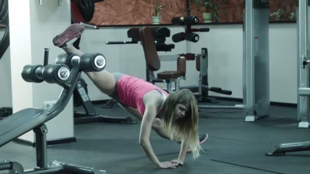 La fille fait un exercice de fitness pour l'étirement du corps — Video