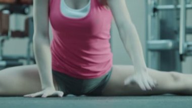 Kızın vücut germe için fitness egzersiz yaptığı