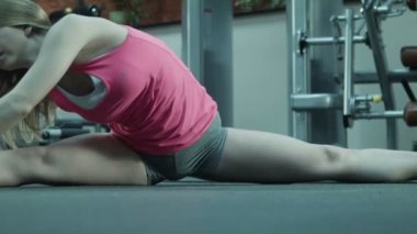 Kızın vücut germe için fitness egzersiz yaptığı
