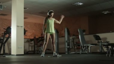 Kadın fitness dumbbells ile egzersizleri yapıyor pilates spor salonu.