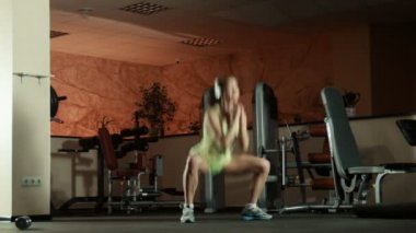 Kadının spor egzersiz yapması ağız kavgası ve atlar
