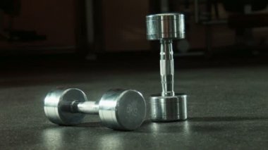 Spor salonunda iki halter
