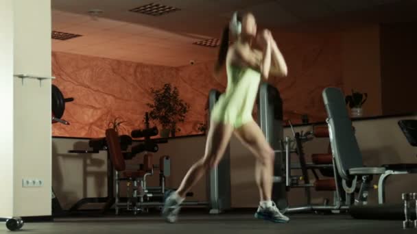 Žena, která dělá fitness cvičení dřepů a skoky — Stock video
