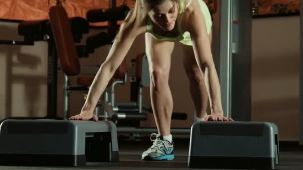 Жінка робить штовхання на фітнес кроки — стокове відео