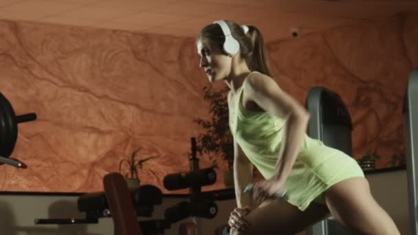 Женщина делает упражнения с гантелями в тренажерном зале фитнес-пилатес . — стоковое видео