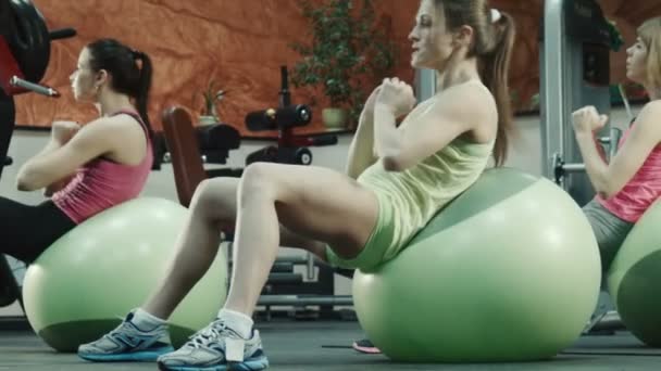 Dames uitoefenen op oefening ballen in fitness gym — Stockvideo