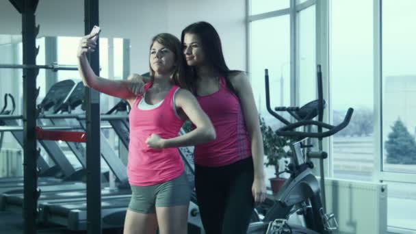 Les filles font du selfie dans la salle de gym — Video