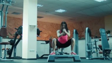 Genç kız yapıyor ağız kavgası ve fitness basamakta atlar