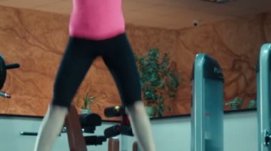 Genç kız yapıyor ağız kavgası ve fitness basamakta atlar