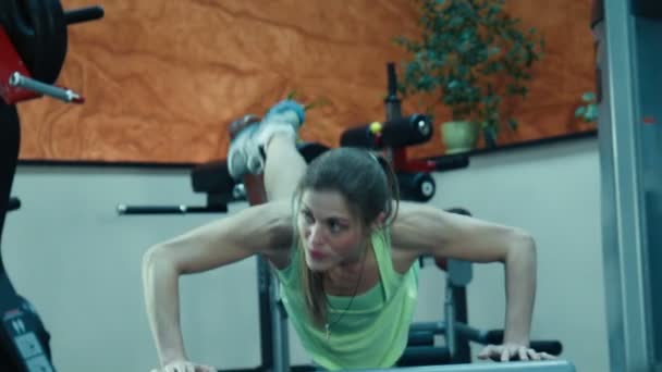 Женщина отжимается на фитнес-ступеньках — стоковое видео