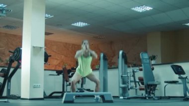 Sporcu kadın yapıyor ağız kavgası ve fitness basamakta atlar