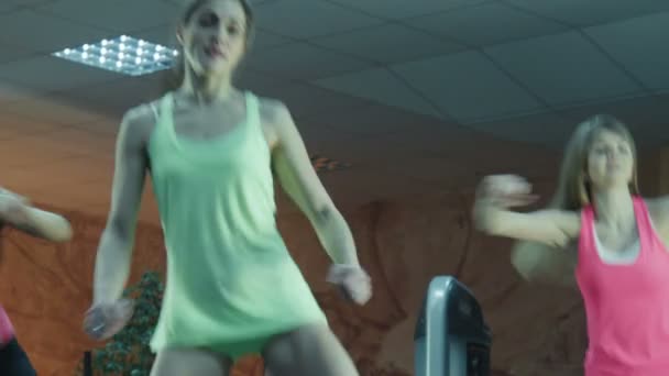 Aerobics klass kliva tillsammans under ledning av instruktör på gymmet — Stockvideo