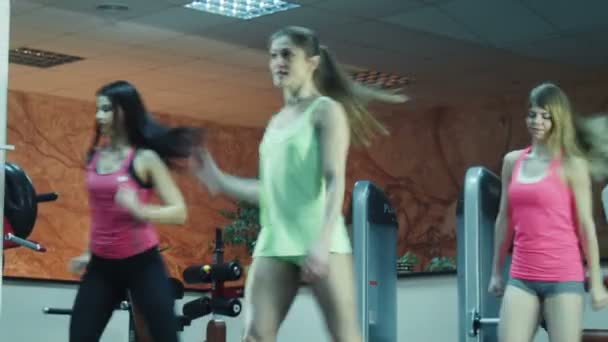 Aerobics klass kliva tillsammans under ledning av instruktör på gymmet — Stockvideo