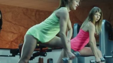 Fitness sınıfı dumbbells ile yapıyor