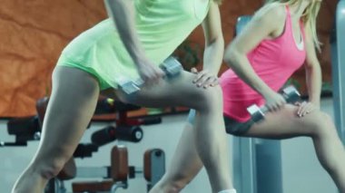Fitness sınıfı dumbbells ile yapıyor
