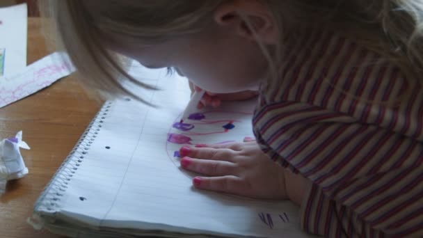 Dívka maluje nehty na straně nakreslené na papíře — Stock video