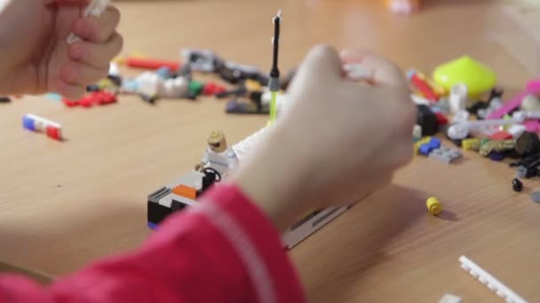 Мальчик строит пиратский корабль . — стоковое видео