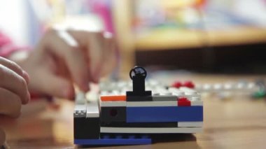 Küp taşlarla oynayan çocuk