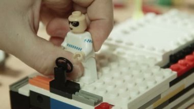 Lego parçaları ile oynayan çocuk