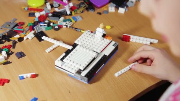 Le garçon construit le bateau pirate .