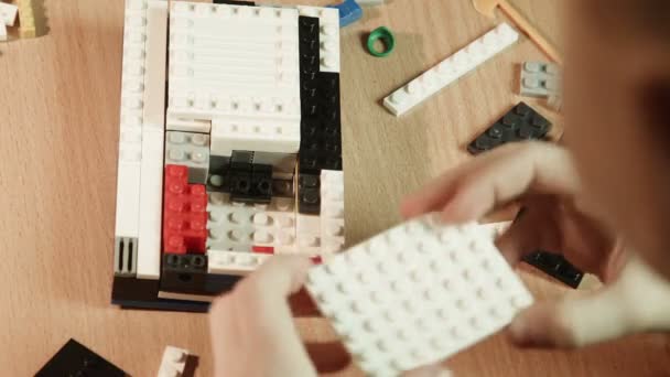 Garçon jouer avec des jouets de construction 