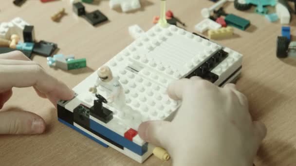 Le garçon construit le bateau pirate .