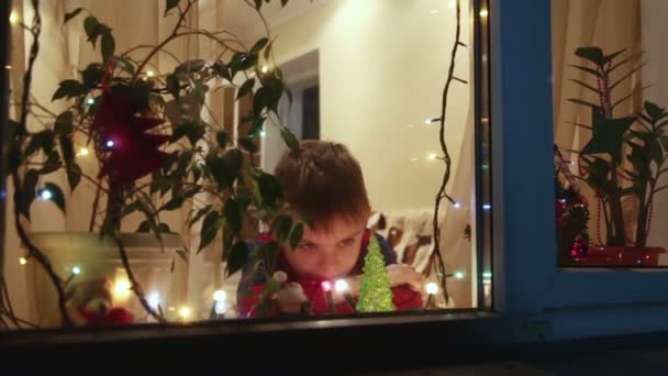 Jongen wachten voor Kerstmis — Stockvideo