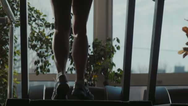 Frauenbeine laufen auf Laufband — Stockvideo