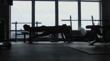 siluet, iki kızla birlikte bir spor salonunda şınav