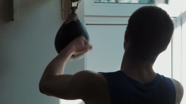 Боксерская боксерская груша — стоковое видео