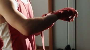 Genç boksör elleri ve başlangıç boks kırmızı bandaj çeker