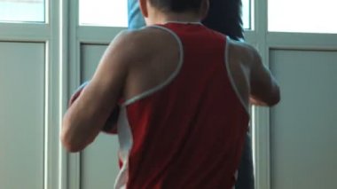 Kum torbası ile spor salonunda eğitim genç boksör