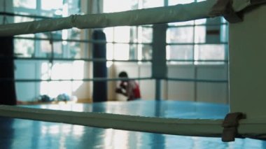 Bir yüzük arasında spor salonu göz kum torbası ile eğitim genç boksör