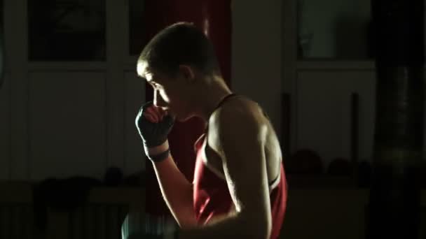Genç boksör kum torbası içinde jimnastik salonu isabet — Stok video