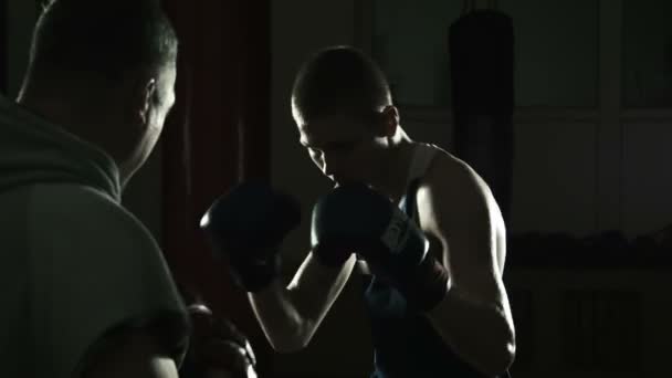 El entrenador de boxeo entrena al joven boxeador — Vídeos de Stock