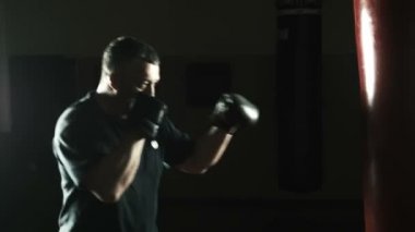 Egzersiz kırmızı kum torbası isabet boksör