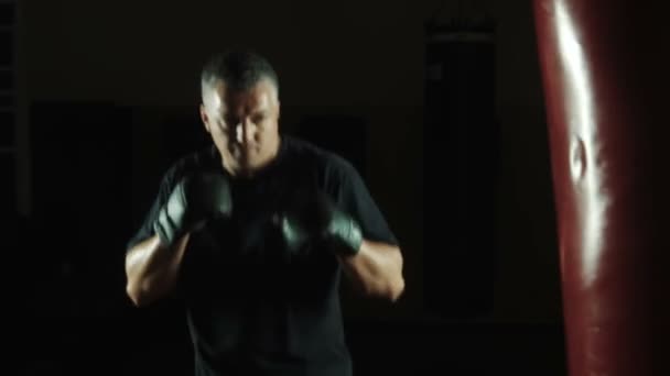 Boxer hit podzim kapky potu boxovací pytel — Stock video