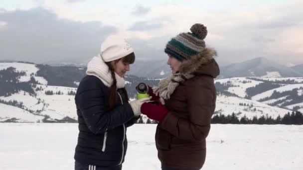 Две девушки пьют чай в горах. — стоковое видео