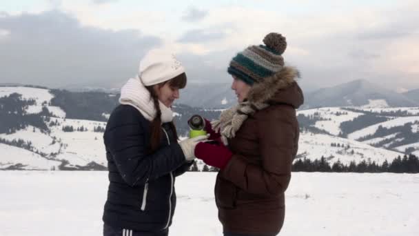 Due amiche prendono il tè in montagna — Video Stock