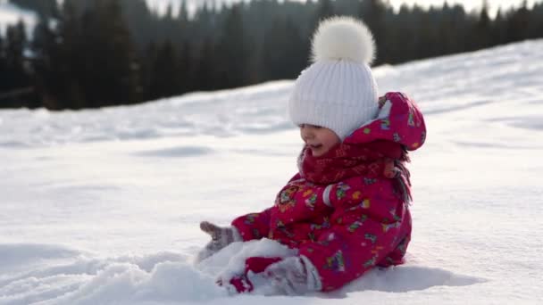 Pouco bonito menina joga com neve — Vídeo de Stock