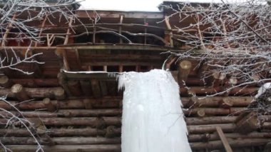 Forest lodge yakın donmuş düşüyor