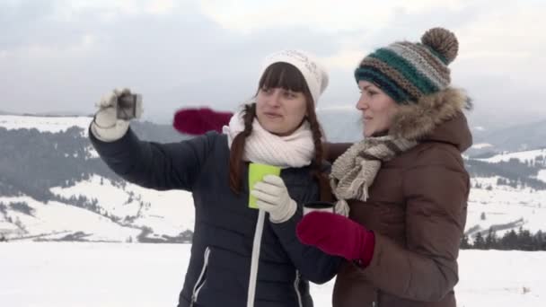 Two girlfriends does selfie in the winter — Stock Video
