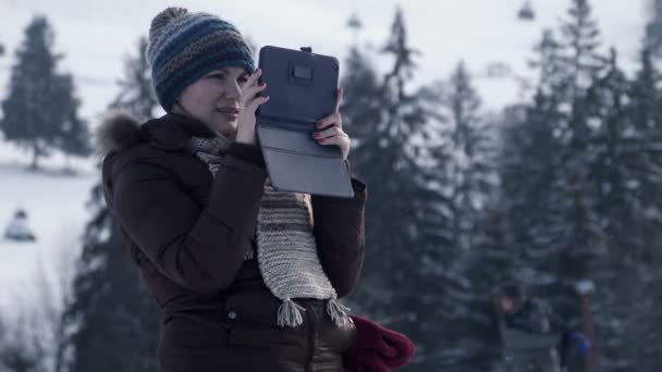Улыбающаяся женщина фотографируется с цифровым планшетом — стоковое видео