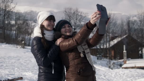 Namoradas fazer selfie na montanha usando tablet — Vídeo de Stock