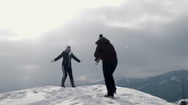 Смехотворные девушки делают фото на вершине горы — стоковое видео