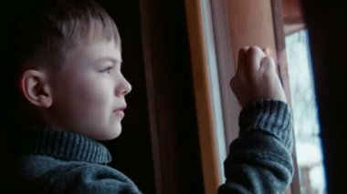 Çocuk silüeti penceresinde çizer