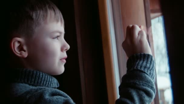 La silueta del muchacho dibuja en la ventana — Vídeo de stock